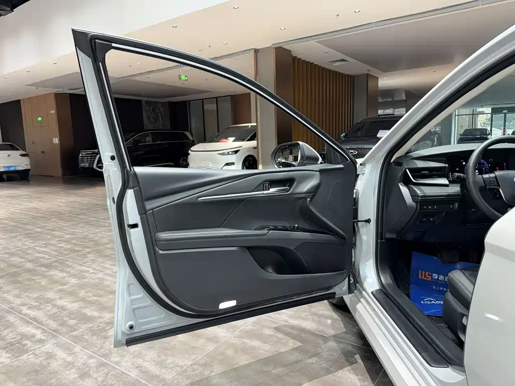 Toyota Camry 2025 — фото 16