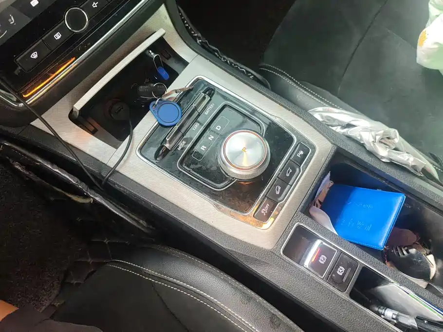 Roewe RX5 New Energy 2018 — фото 16