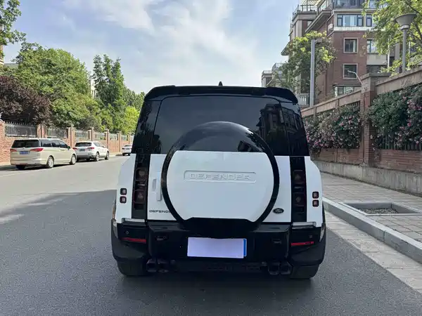 Land Rover Defender 2023