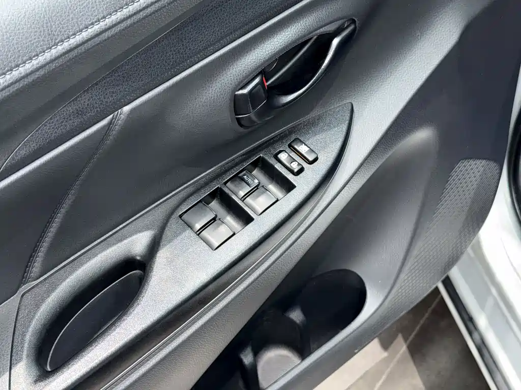 Toyota Yaris L 2020 — фото 13
