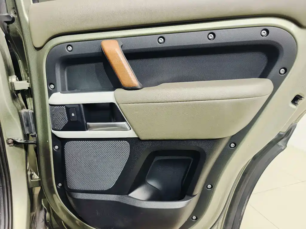 Land Rover Defender 2021 — фото 16