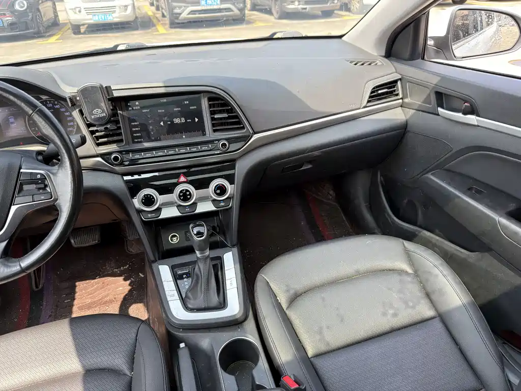 Hyundai Elantra 2020 — фото 10