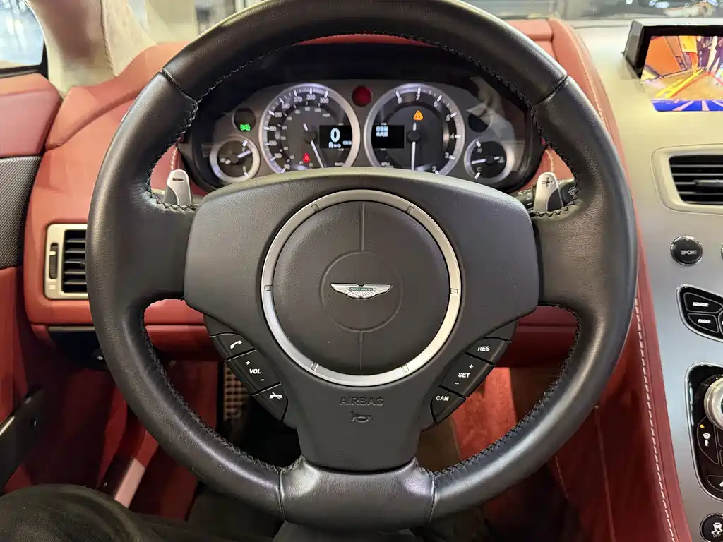 Aston Martin V8 Vantage 2017 — фото 12