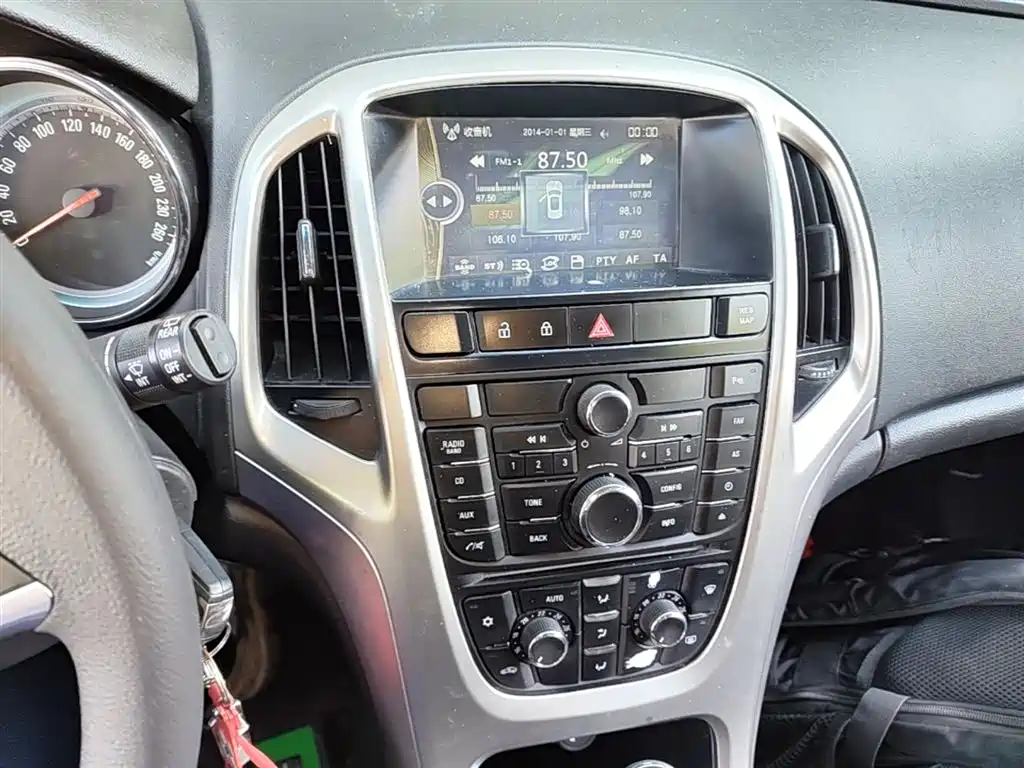 Buick Excelle 2015 — фото 9