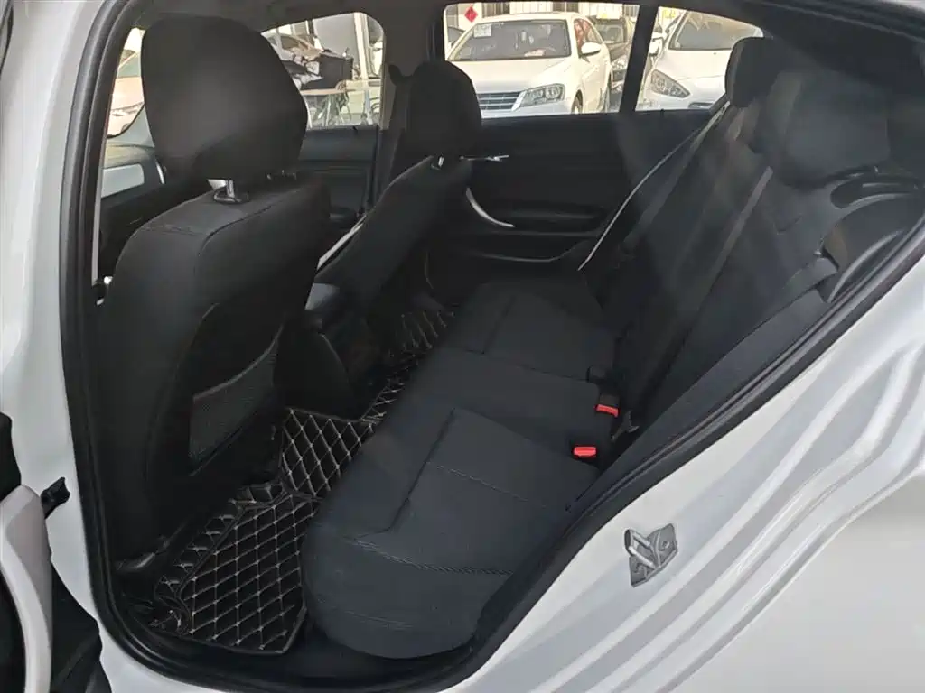 BMW 1 Series 2018 — фото 17