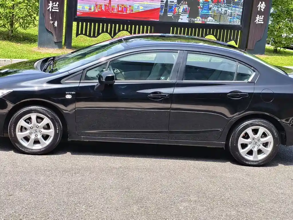 Honda Civic 2014 — фото 10