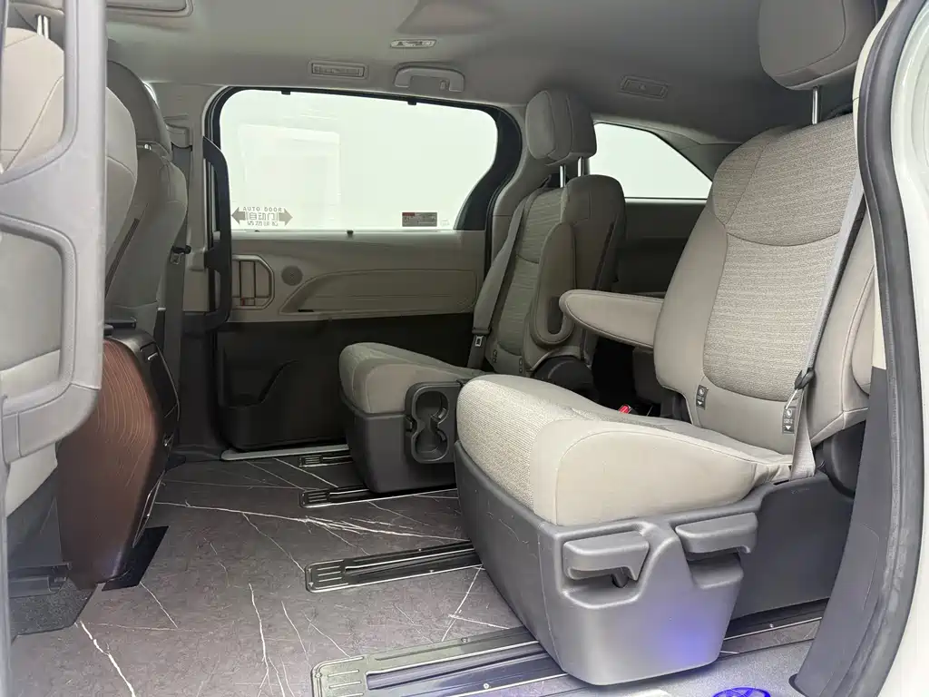 Toyota Sienna 2023 — фото 17