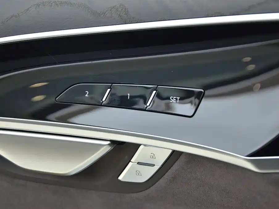Audi A8 — фото 13