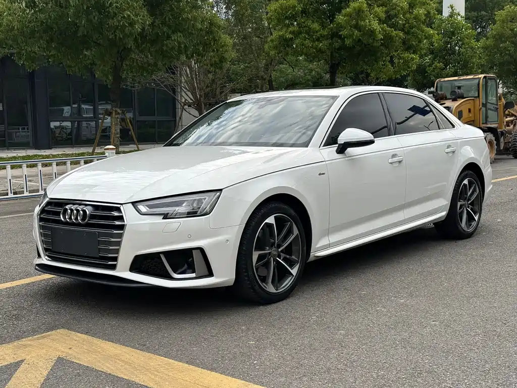 Audi A4L 2019 — фото 1
