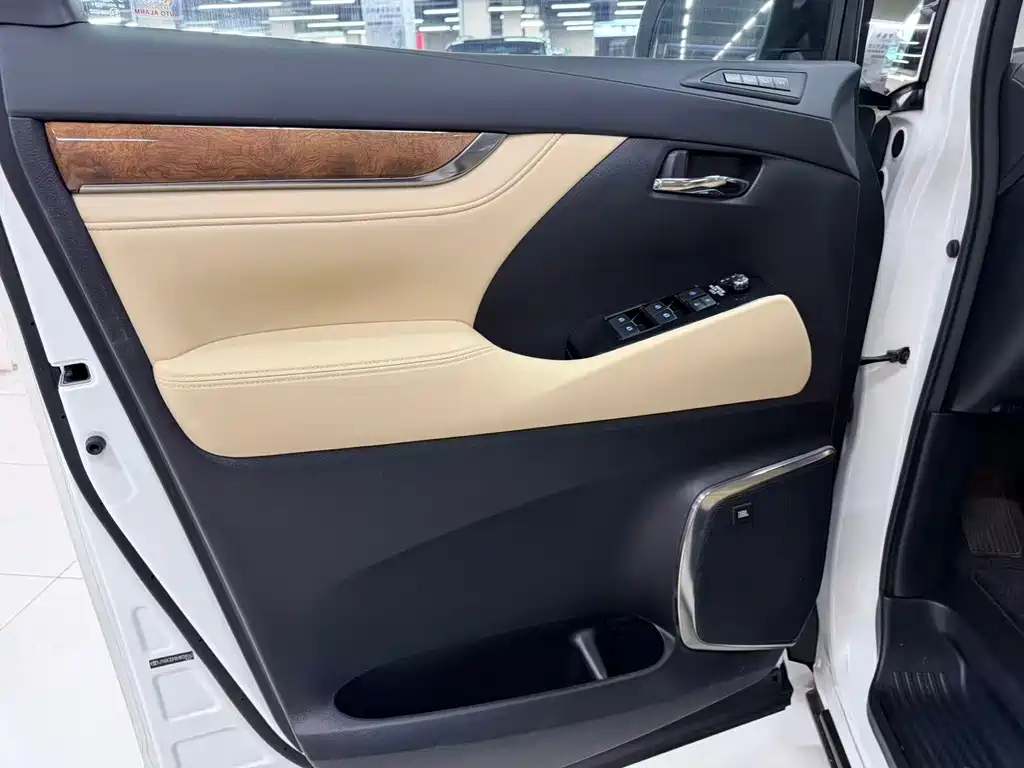 Toyota Alphard 2017 — фото 17
