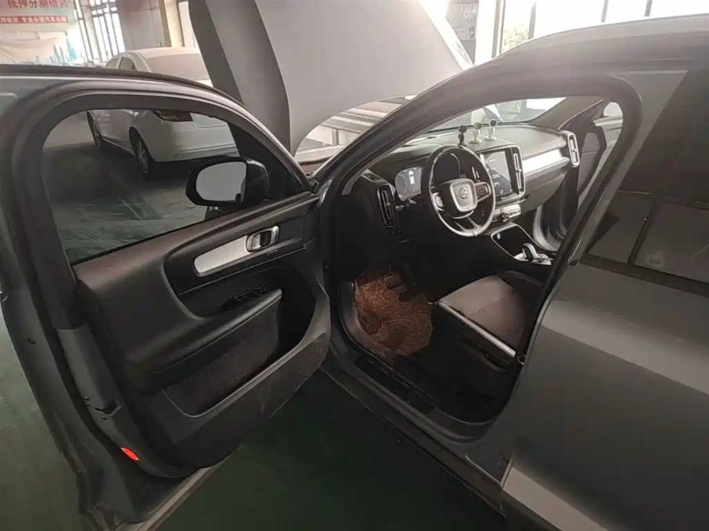 Volvo XC40 2020 — фото 16