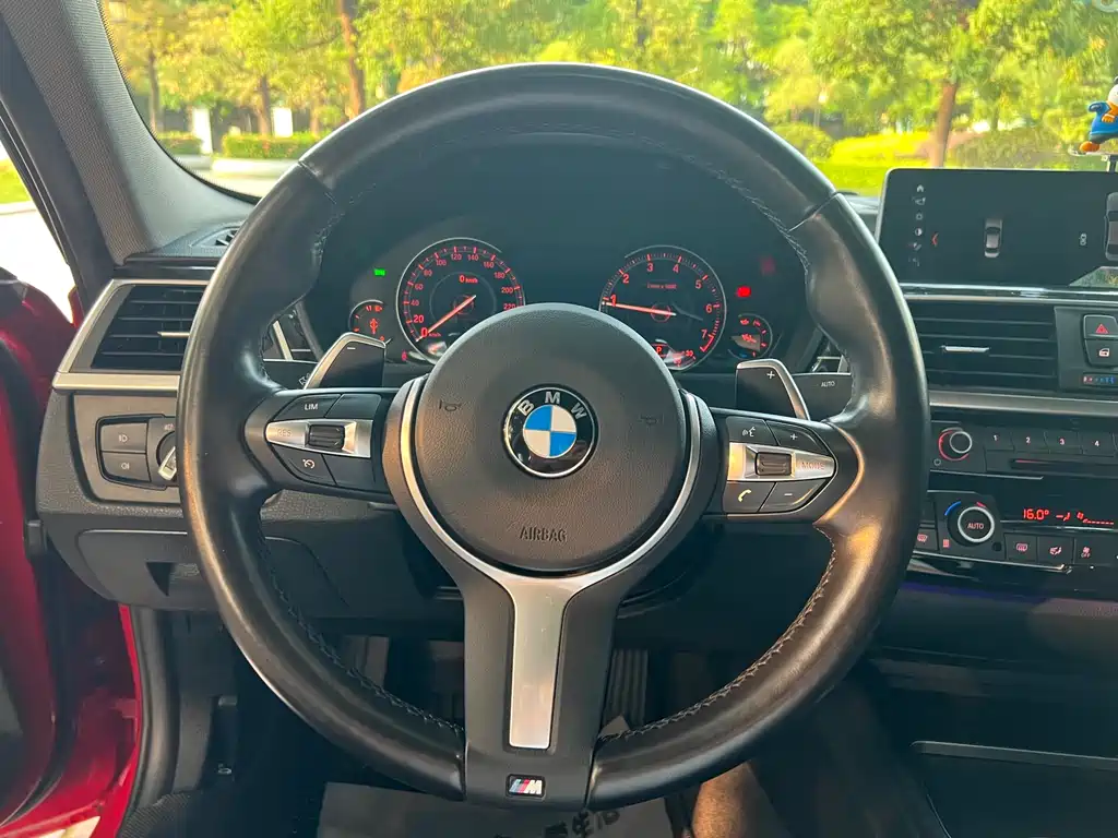 BMW 3 Series 2018 — фото 11