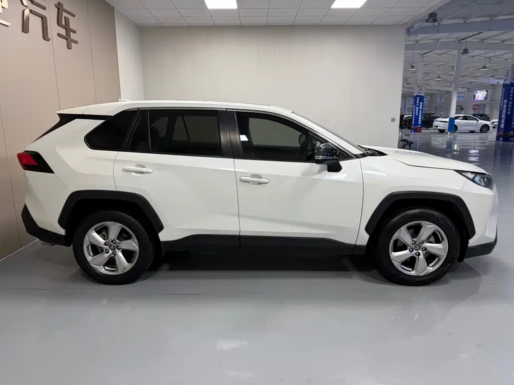 Toyota RAV4 2021 — фото 14