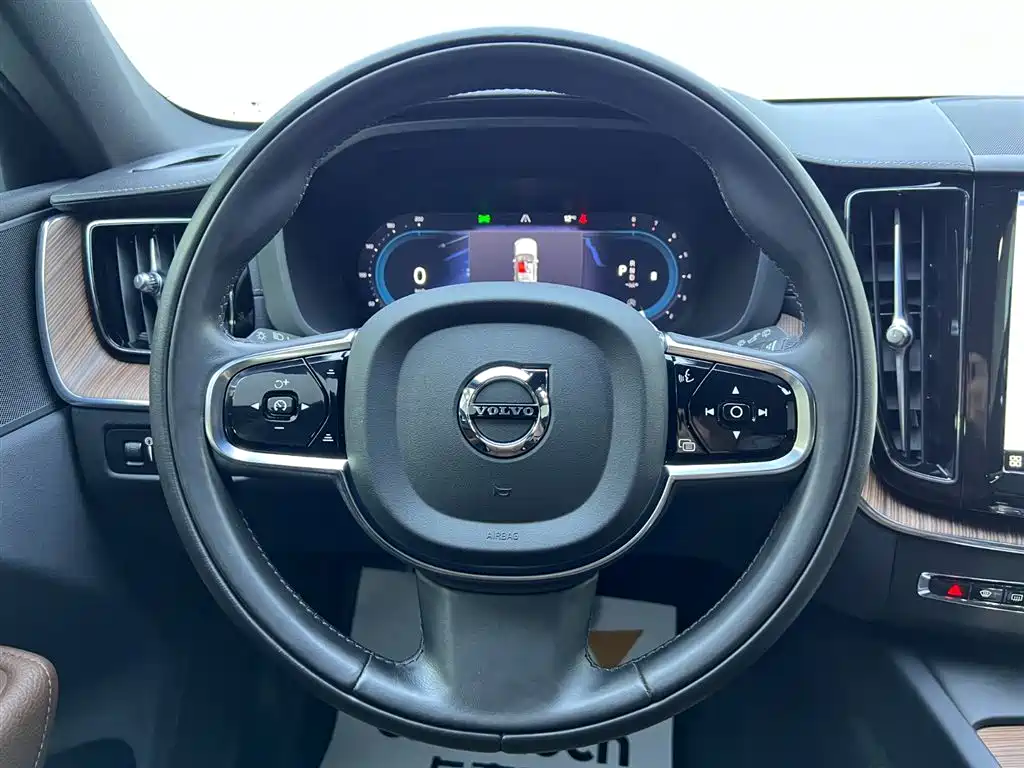 Volvo XC60 2022 — фото 13