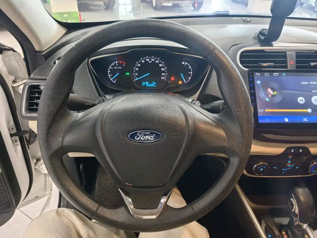 Ford Escort 2018 — фото 12