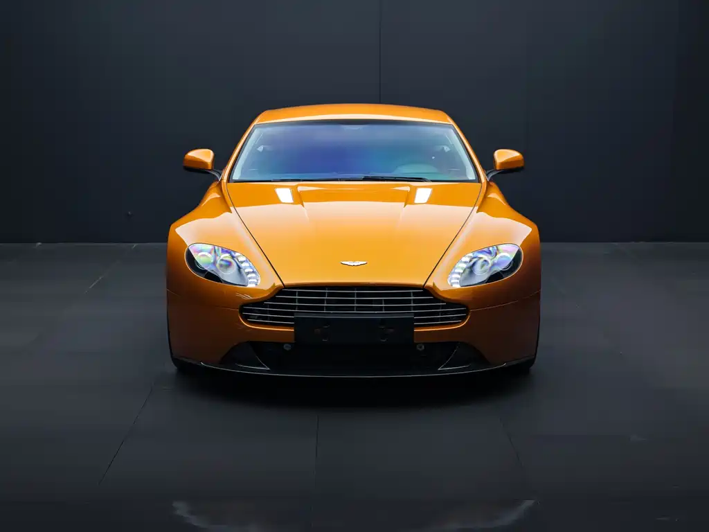 Aston Martin V8 Vantage 2013 — фото 2