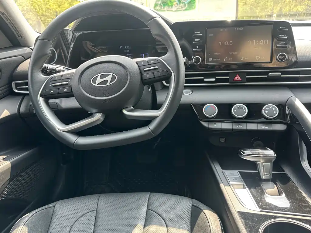 Hyundai Elantra 2023 — фото 14