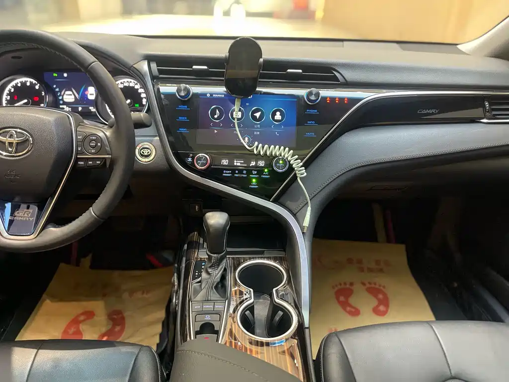Toyota Camry 2020 — фото 11