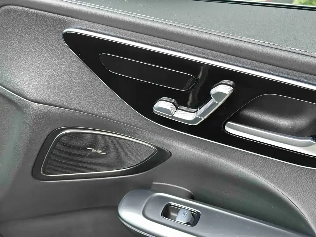 Mercedes-Benz C-Class 2023 — фото 28