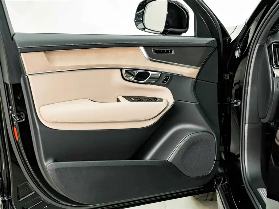 Volvo XC90 Plug-In Hybrid 2026 — фото 17