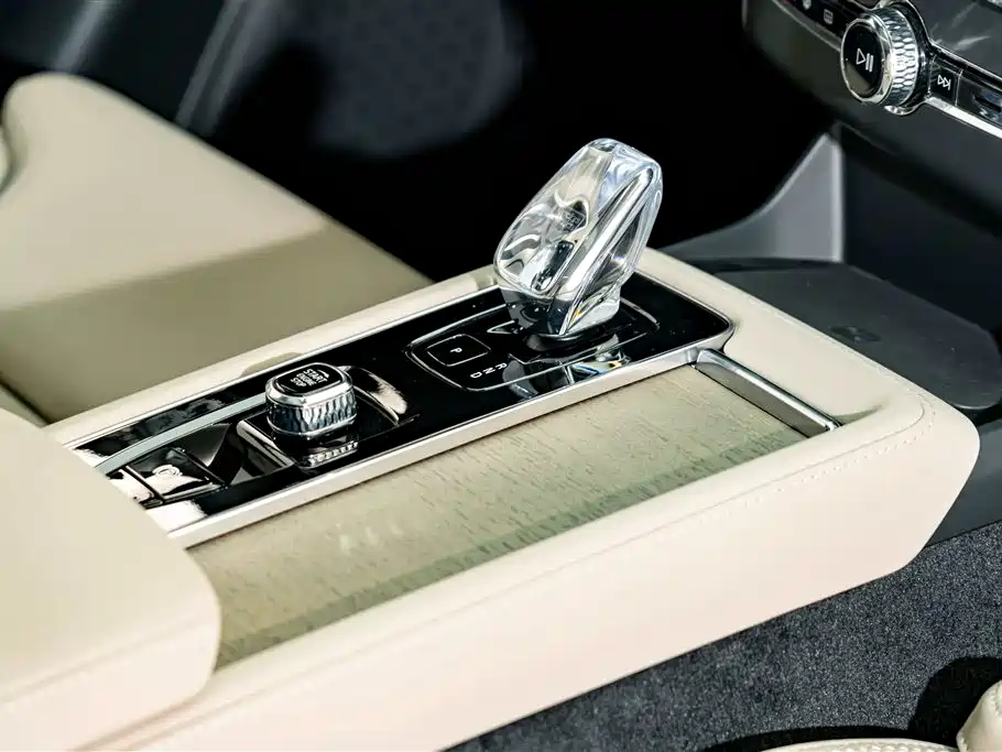 Volvo XC90 Plug-In Hybrid 2026 — фото 19