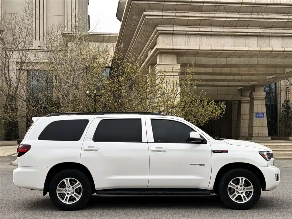 Toyota Sequoia 2015 — фото 4