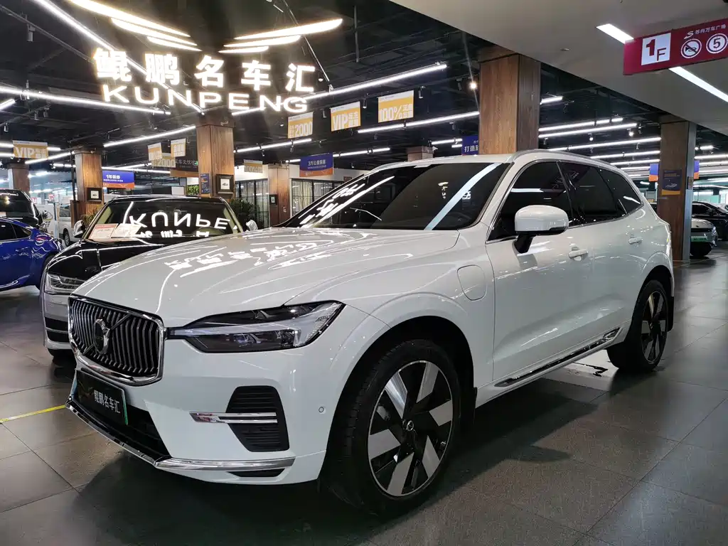 Volvo XC60 Plug-In Hybrid 2024 — фото 1