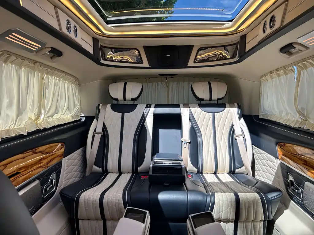 Mercedes-Benz V-Class 2021 — фото 19