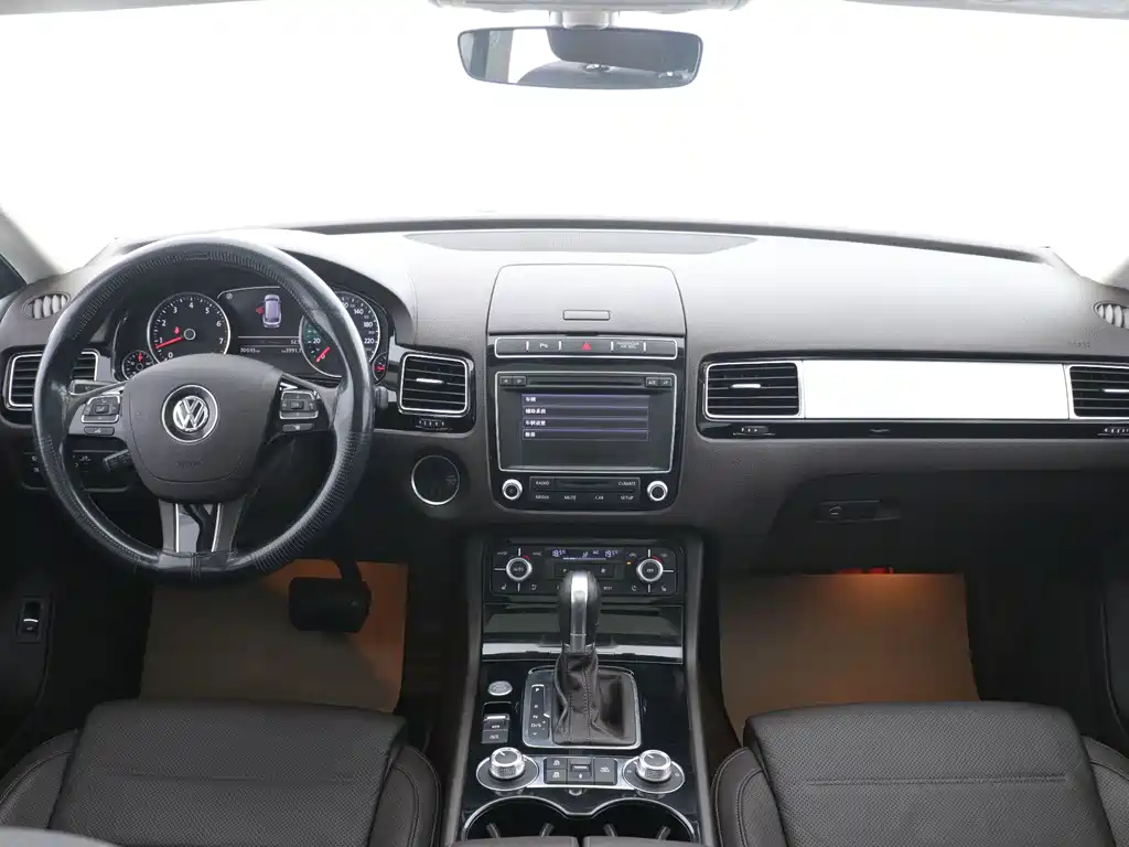 Volkswagen Touareg 2017 — фото 14