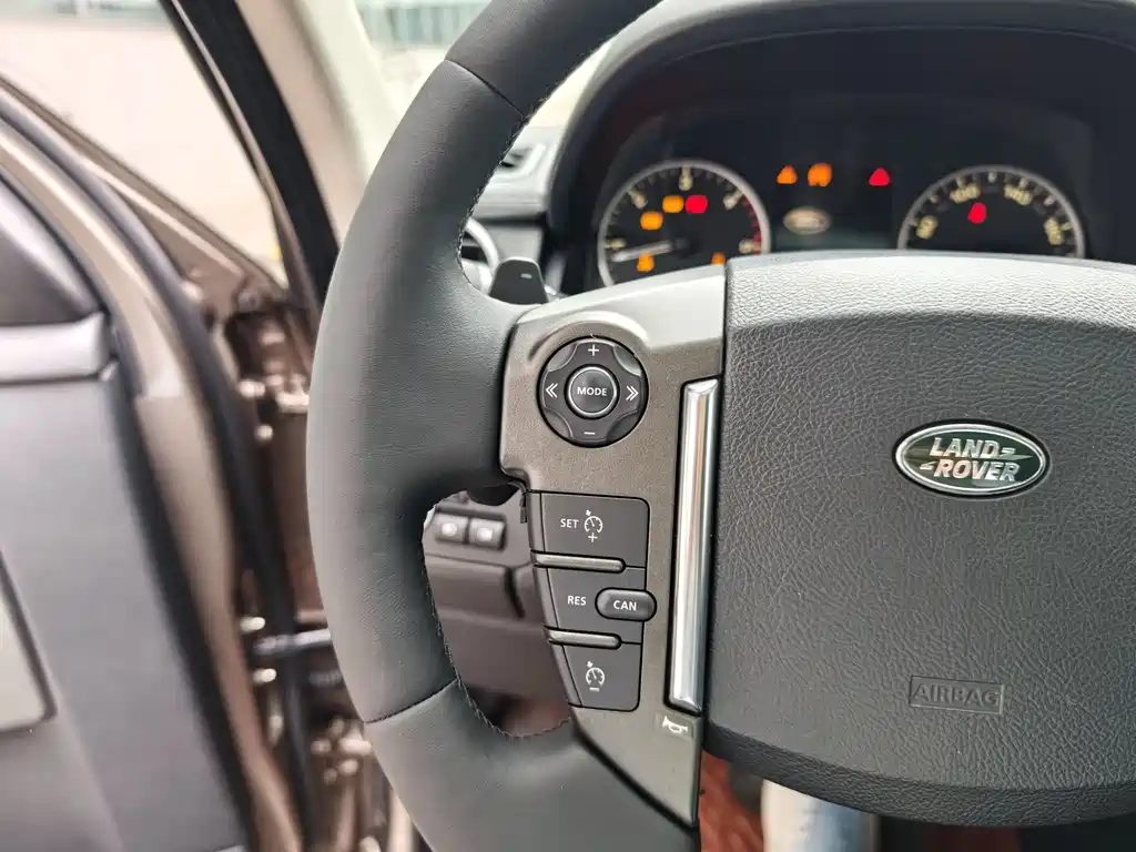 Land Rover Discovery 2015 — фото 11