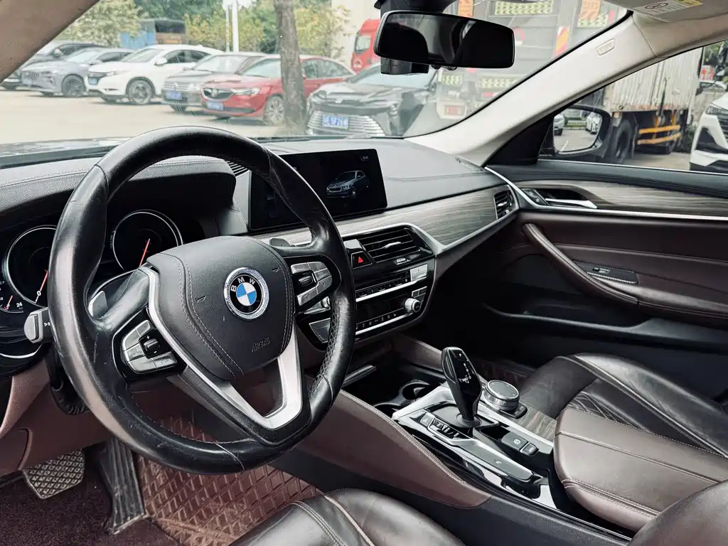 BMW 5 Series 2018 — фото 18
