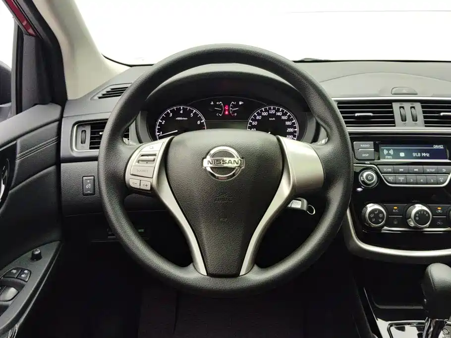 Nissan Tiida 2018 — фото 15
