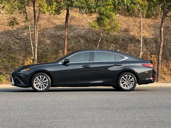 Lexus ES 2023