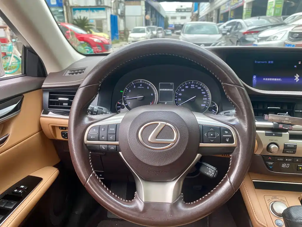 Lexus ES 2016 — фото 13