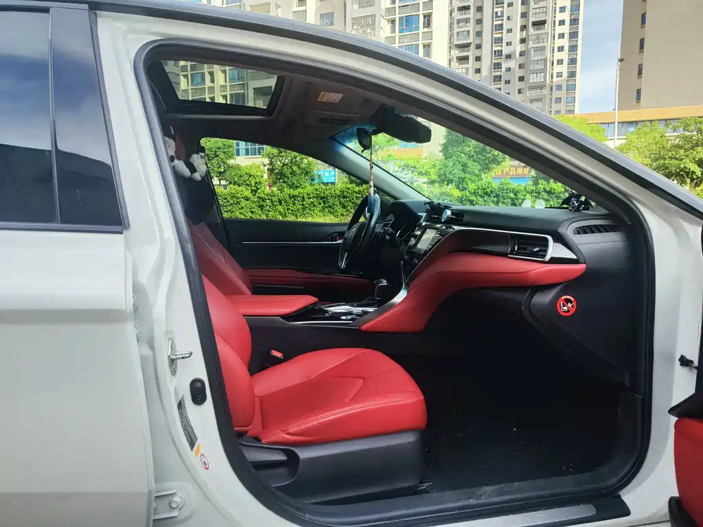 Toyota Camry 2018 — фото 10
