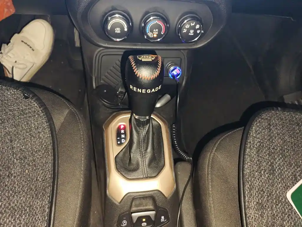 Jeep Renegade 2017 — фото 10