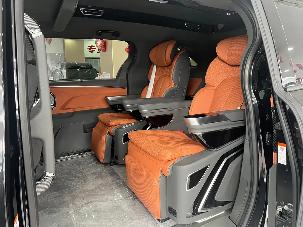 Toyota Granvia — фото 12