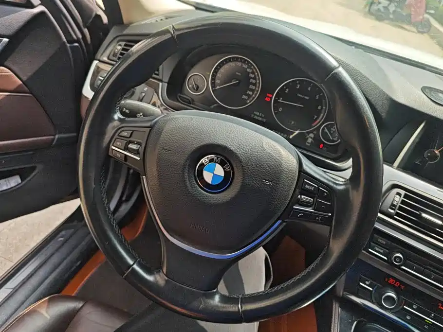 BMW 5 Series 2015 — фото 15