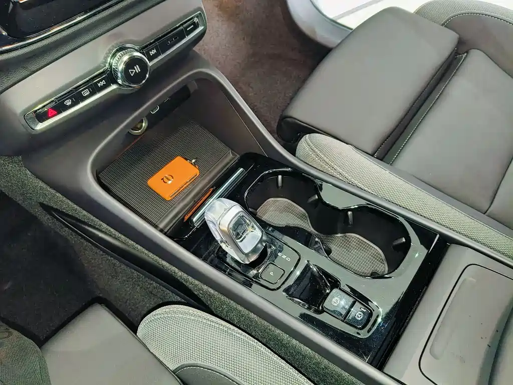 Volvo XC40 2023 — фото 11