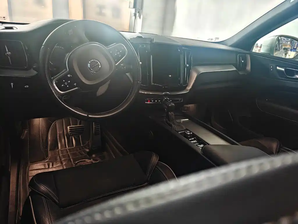 Volvo XC60 2018 — фото 9