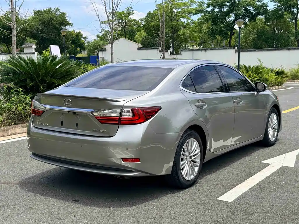 Lexus ES 2017 — фото 9