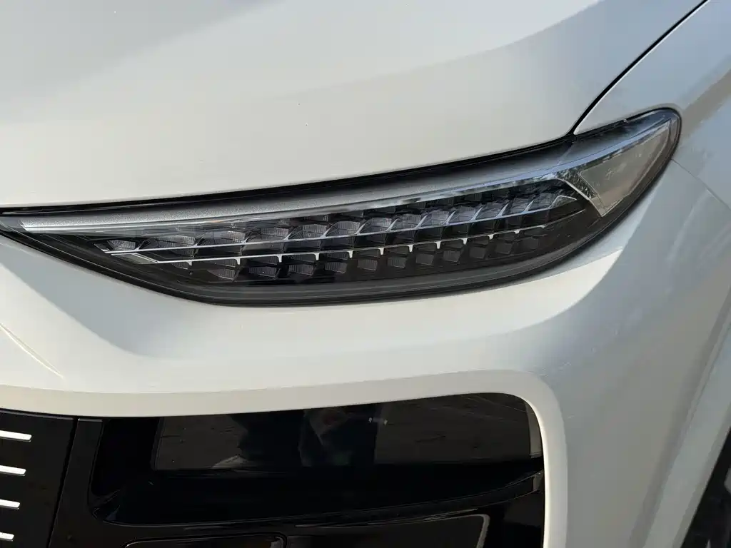 Audi Q6L E-Tron 2025 — фото 18
