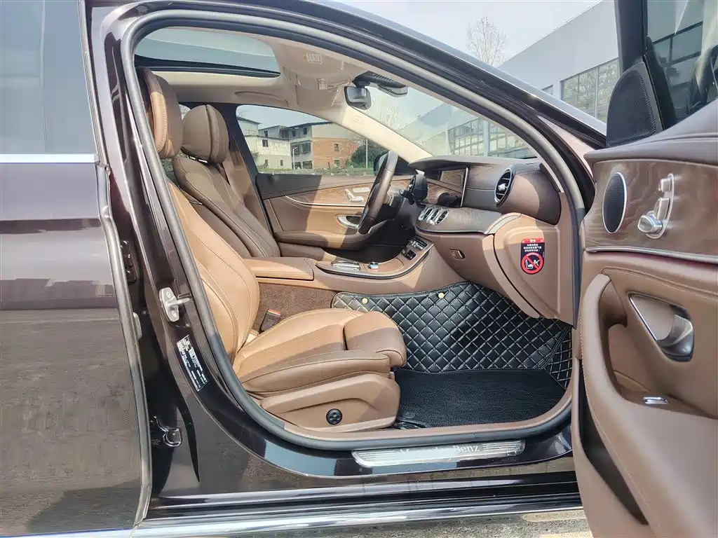 Mercedes-Benz E-Class 2023 — фото 10