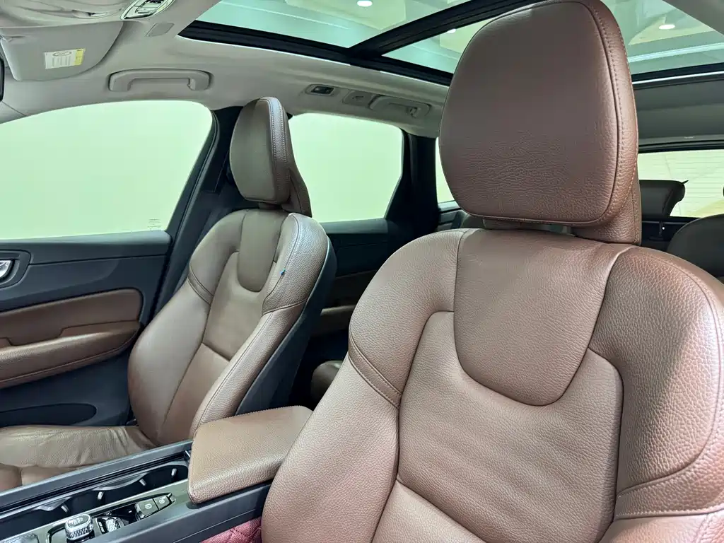 Volvo XC60 2019 — фото 12