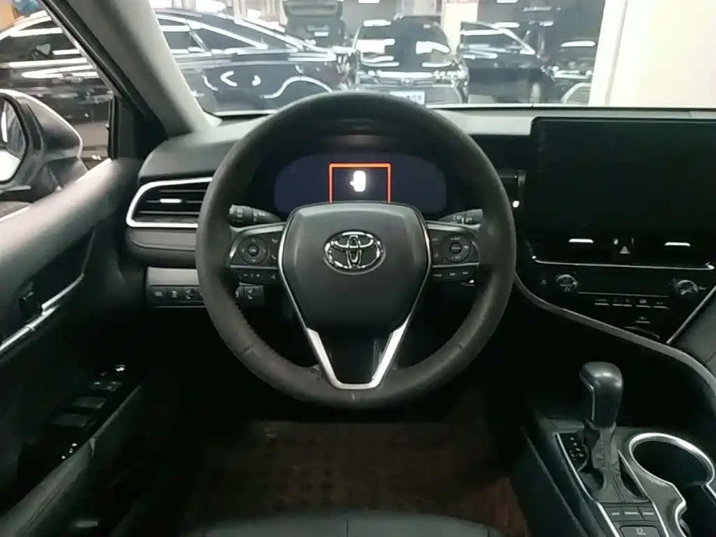 Toyota Camry 2023 — фото 11