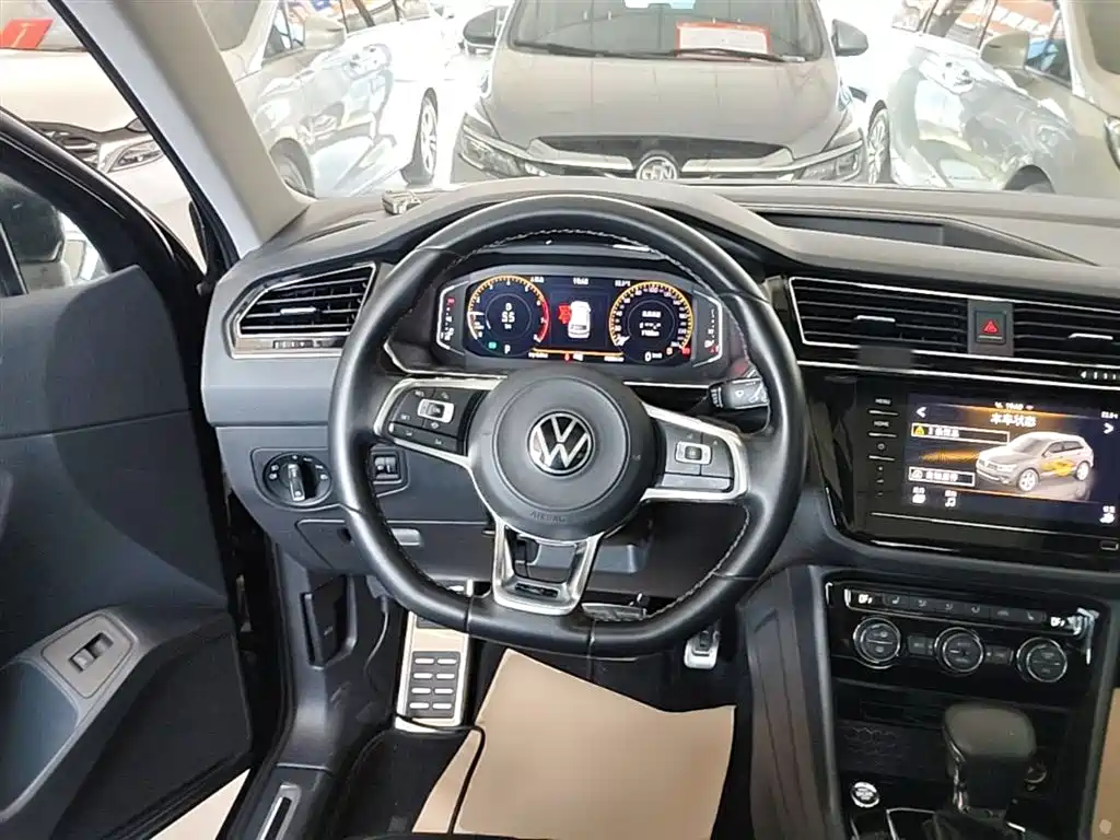 Volkswagen Tiguan L 2021 — фото 11
