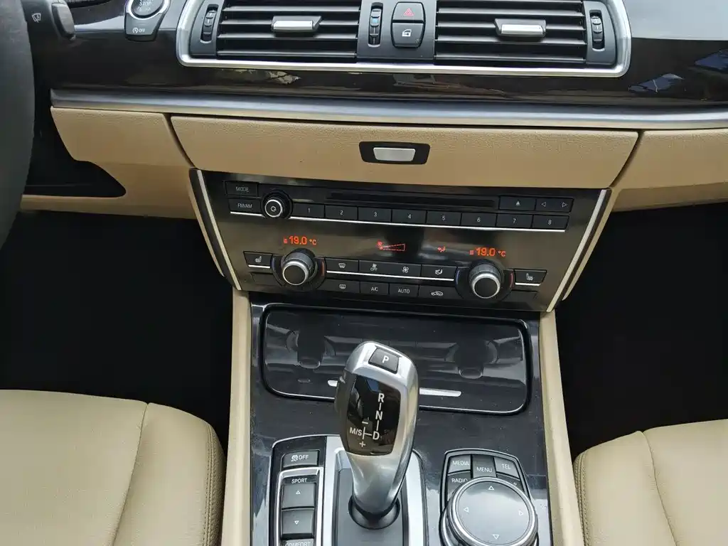 BMW 5 Series GT 2014 — фото 13