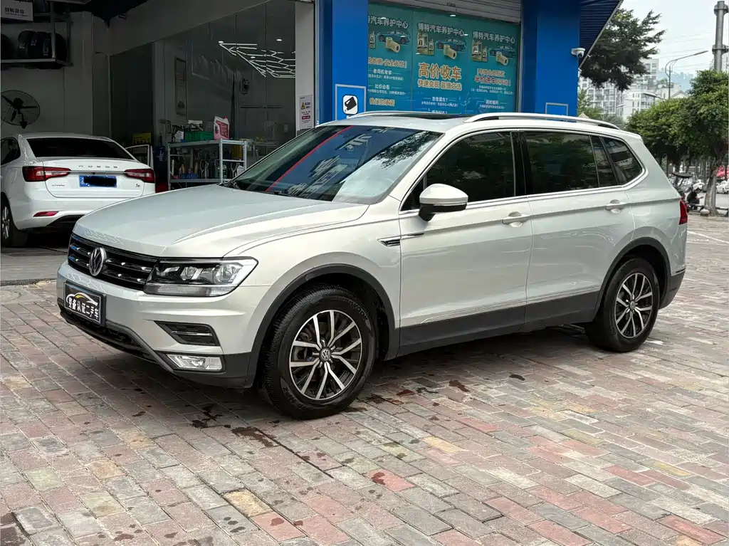 Volkswagen Tiguan L 2017 — фото 1