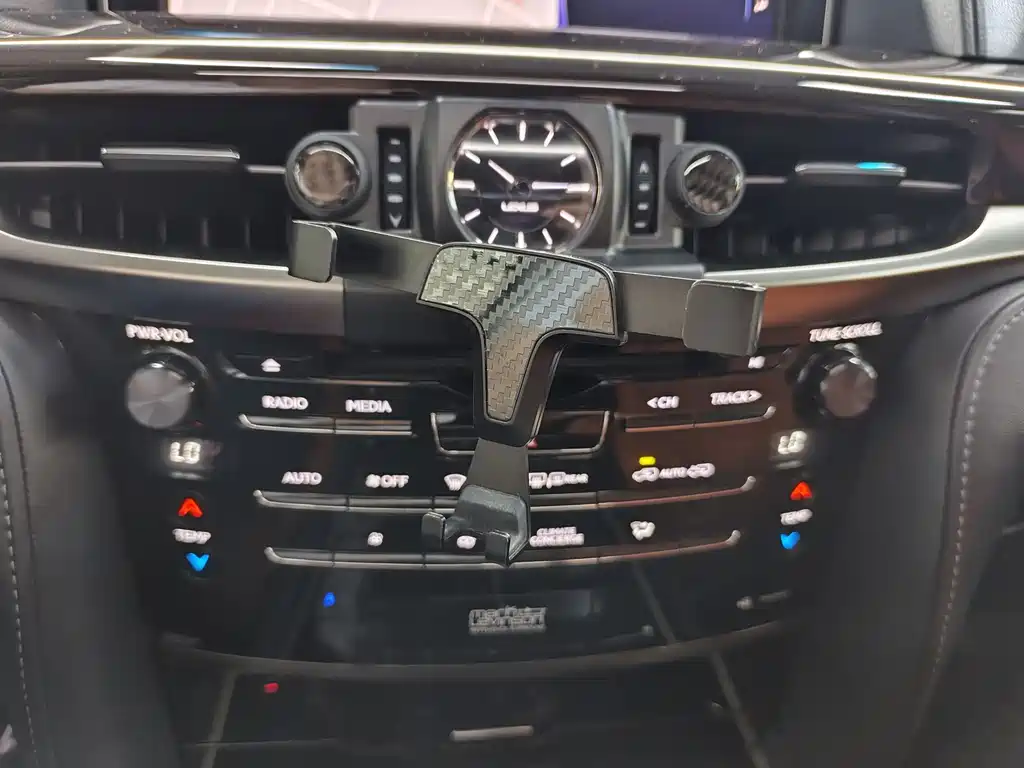 Lexus LX 2017 — фото 13