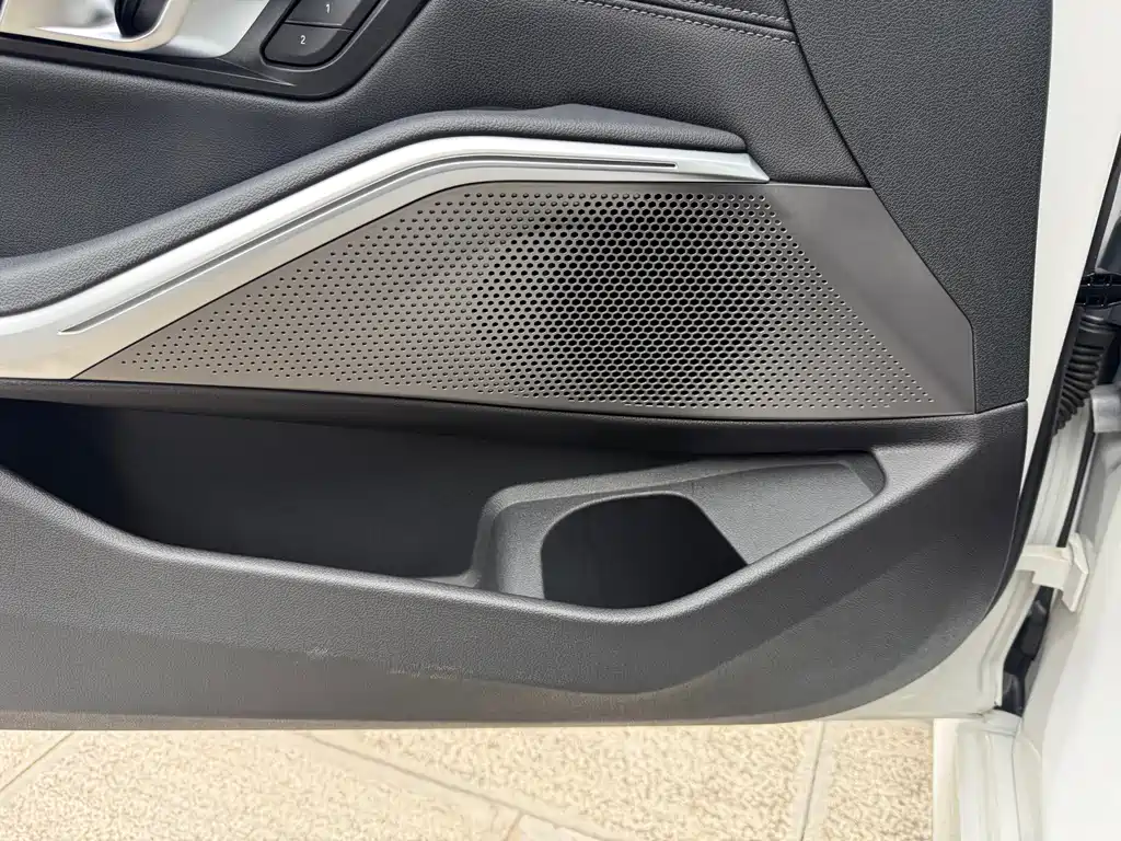 BMW 3 Series 2019 — фото 19